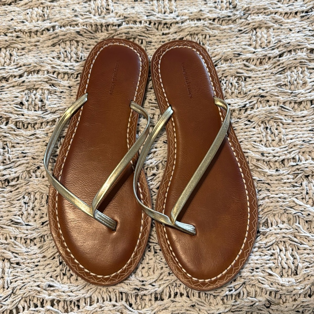 Vineyard Vines Gold Thong Sandals - Picture 3 of 8
